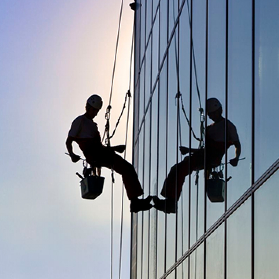 Мойка фасада промышленными альпинистами в Таганроге